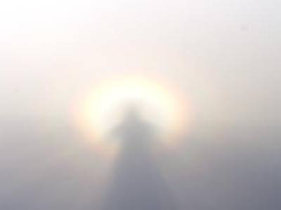 Arc en ciel au Gunung Batur aperçu lors de la descente