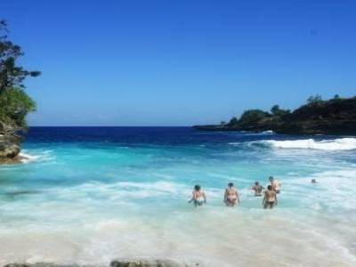 Sur une plage sauvage, à Nusa Lembogan