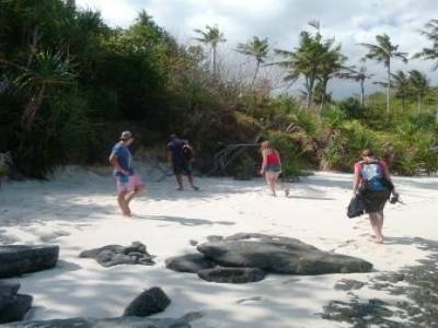 Sur une petite plage, à Nusa Lembogan