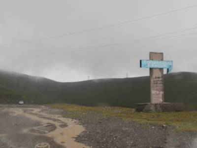 Arrivée au col vers 3 300m, ..tant mérité! ...sous une pluie battante.