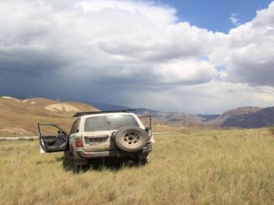 En bord de piste, sieste à l'ombre de la voiture