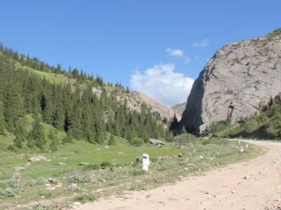 Le paysage se transforme. ça grimpe. Un peu nos Alpes .. en désertique!