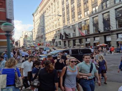 un peu de monde sur les grandes avenues