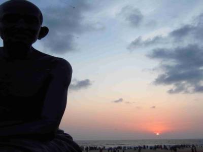 Sur une plage de l'ombre de Gandhi plane...