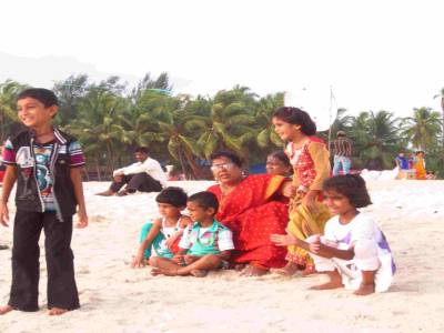 Famille au bord de la plage