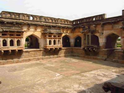 Ancienne piscine de la reine