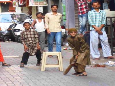 Enfant jouant au cricket dans la rue
