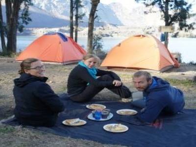 2ème campement au bord du lac. Petit déj avec pancake et sandwich oeuf/tomate
