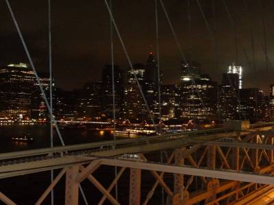 Vues de Brooklyn Bridge la nuit 