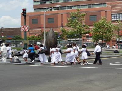Famille de retour de messe à Harlem