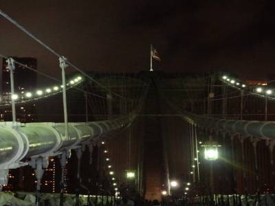 Vues de Brooklyn Bridge la nuit 