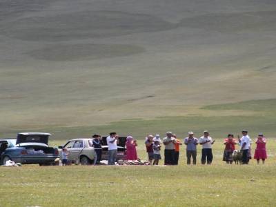 Soudain à 200m, 15 personnes surgissent d'un vieille Mercedes et d'une Bmw.