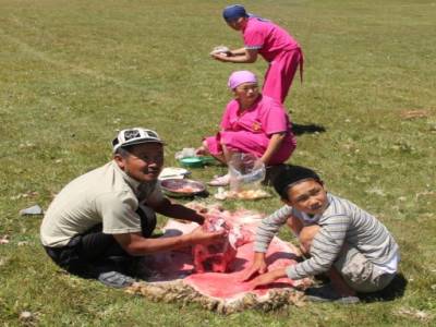 Le picnic a commencé, et certains autour s'affairent