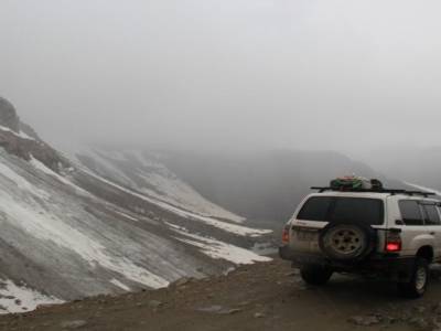 Enfin le col à 3 900m. Franchi sous les giboulées de neige!