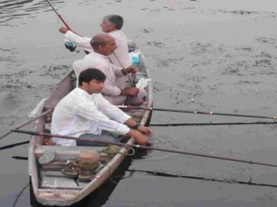 Pêcheur sur le Dal Lake à Srinagar