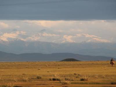 Soleil couchant prêt de Kegen. Au loin le Kirghizstan. Des montagnes à plus de 4 000m.