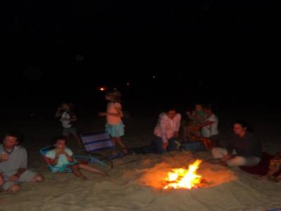 Feu sur  la plage avec la famille d'accueil de Laurie
