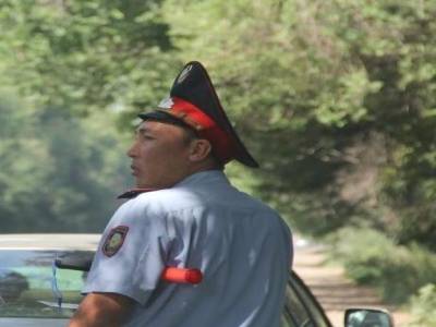 La police .. celui ci m'a arrêté car j'étais en veilleuse et non en phare. Il n'a fait que son travail.