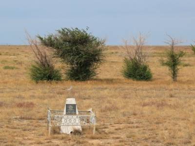 ... et ces tombes de bord de route. Partout en Asie Centrale et bientôt en Russie.