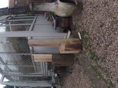 deux chaine qu j'ai confectionner avec la tronconneuse et le bois de l'arbre abatu