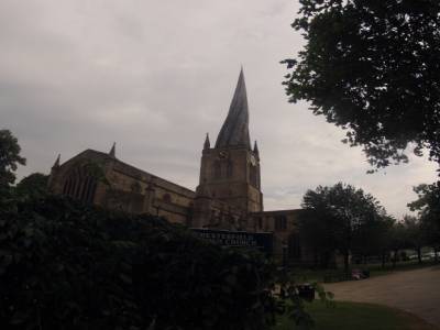 the famous eglise de chesterfield datant du 15eme siecle avec son clocher qui s'est vriller sur lui meme depuis presque trois cent ans !!!