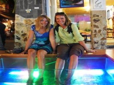 Dans un Fish massage, des petits poissons qui dévorent les peaux mortes