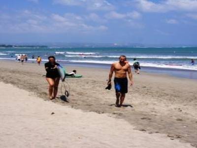 A Kuta Bali, surf pour tout le monde. Endroit idéal pour débuter et progresser