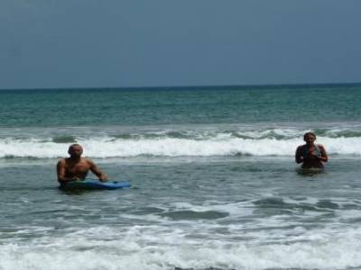 Surf à Kuta Bali, des petites vagues sympas