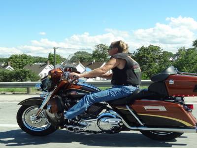 un  biker sur l'autoroute entre Chicago & Niagara Falls