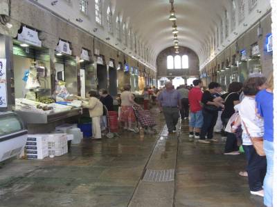 Marche, allee des poissons