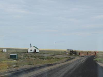 20km de No man's land. Ultime contrôle, les derniers mètres en Russie ...1 soldat note encore un truc dans son cahier, et l'autre m'ouvre la grille..