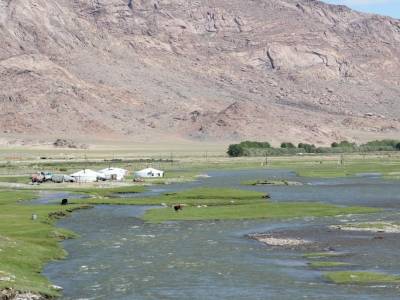 Khovd et sa banlieue ... des centaines de yourtes en bord de rivière...