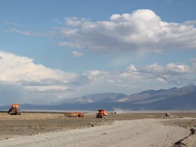 Construction de routes. Dans 10 ou 20 ans le pays aura changé de physionomie. Le pays serait riche en minerais...