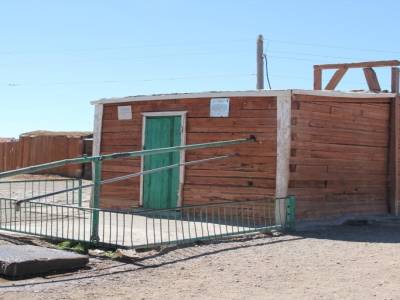 Les habitants me montrent le puit.. C'est le point d'eau traditionnel des villages mongols.