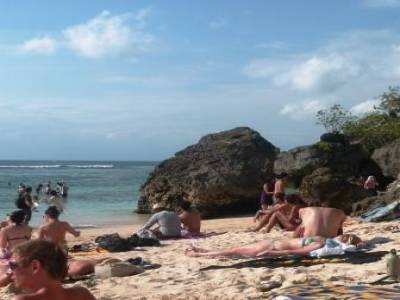 La plage bondée de Padang Padang