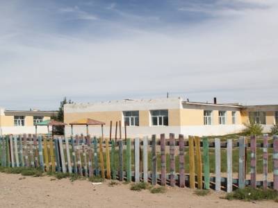 Sa petite ecole soignee, aux couleurs passees ..