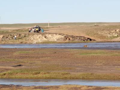 La riviere est en crue, impossible de passer! Big problem, ...