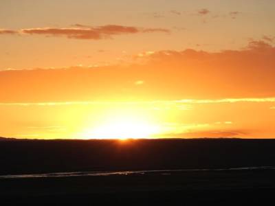 Coucher de soleil sur la riviere en crue ... une nouvelle et dure journee m attend le lendemain ..