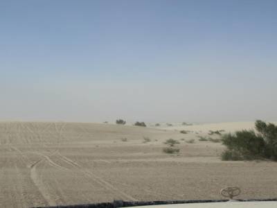 Passage difficile a l Est du lac d Orog. La piste se perd dans des dunes, je contourne.