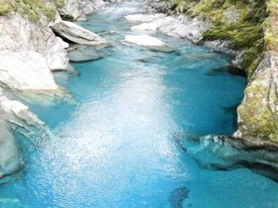 Eau d'un bleu eclatant.