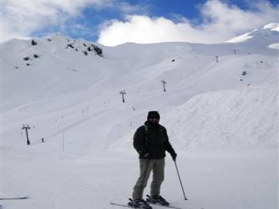 Un skieur sur un volcan en plein mois d'aout