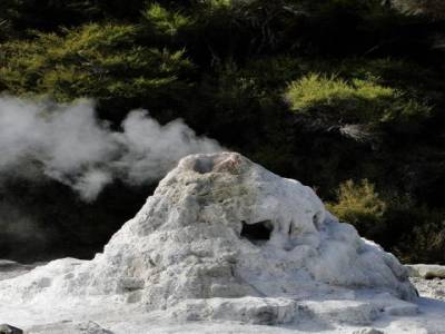 Le geyser juste avant qu'il n'entre en eruption