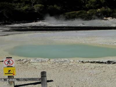 L'huitre. en fait, un bassin d'eau chaude en forme d'huitre donc ainsi nomme