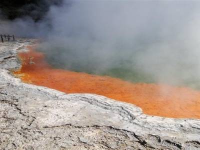 La piscine de champagne, tres profonde, a 90 degres et ses depots de fer