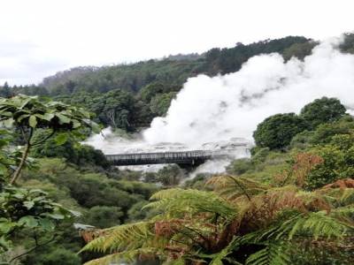 De la fumee et du soufre partout. Rotorua, tu pues!