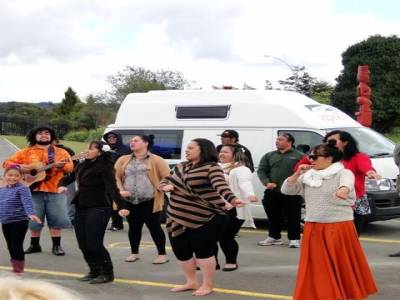 Danse improvisee devant Polo