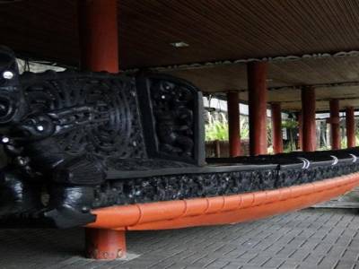 Pirogue maorie telle que celles utilisees pour transporter 30 hommes entre la Polynesie et la Nouvelle Zelande il y a  fort fort longtemps