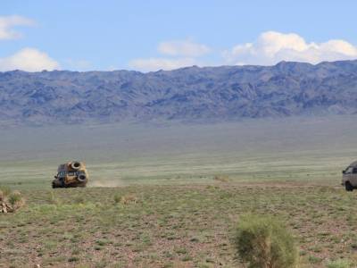 2 voitures de retraités allemands! 1er touristes depuis Altaï. Ils étaient à Bogd 2j avant moi, alors que la rivière était bcp plus en crue ...