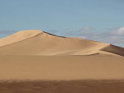 Les plus hautes dunes font 300 m de haut ... rando compliquée. Marche pénible dans le sable, pentes raides, vent, ... et difficulté de se repérer et d'identifier les plus hautes dunes ..