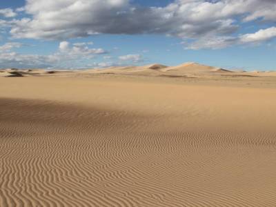 Les plus grandes dunes du Gobi. 100 km de long, jusqu'à 12 km de large ... qu'il va me falloir traverser ...